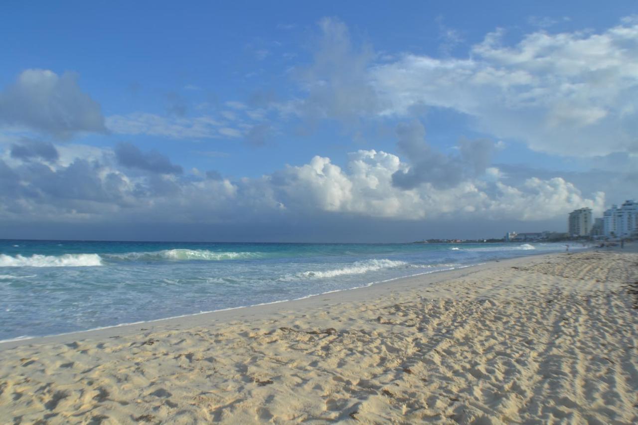 Brisas 10 Beachside Suites Cancun Exterior photo