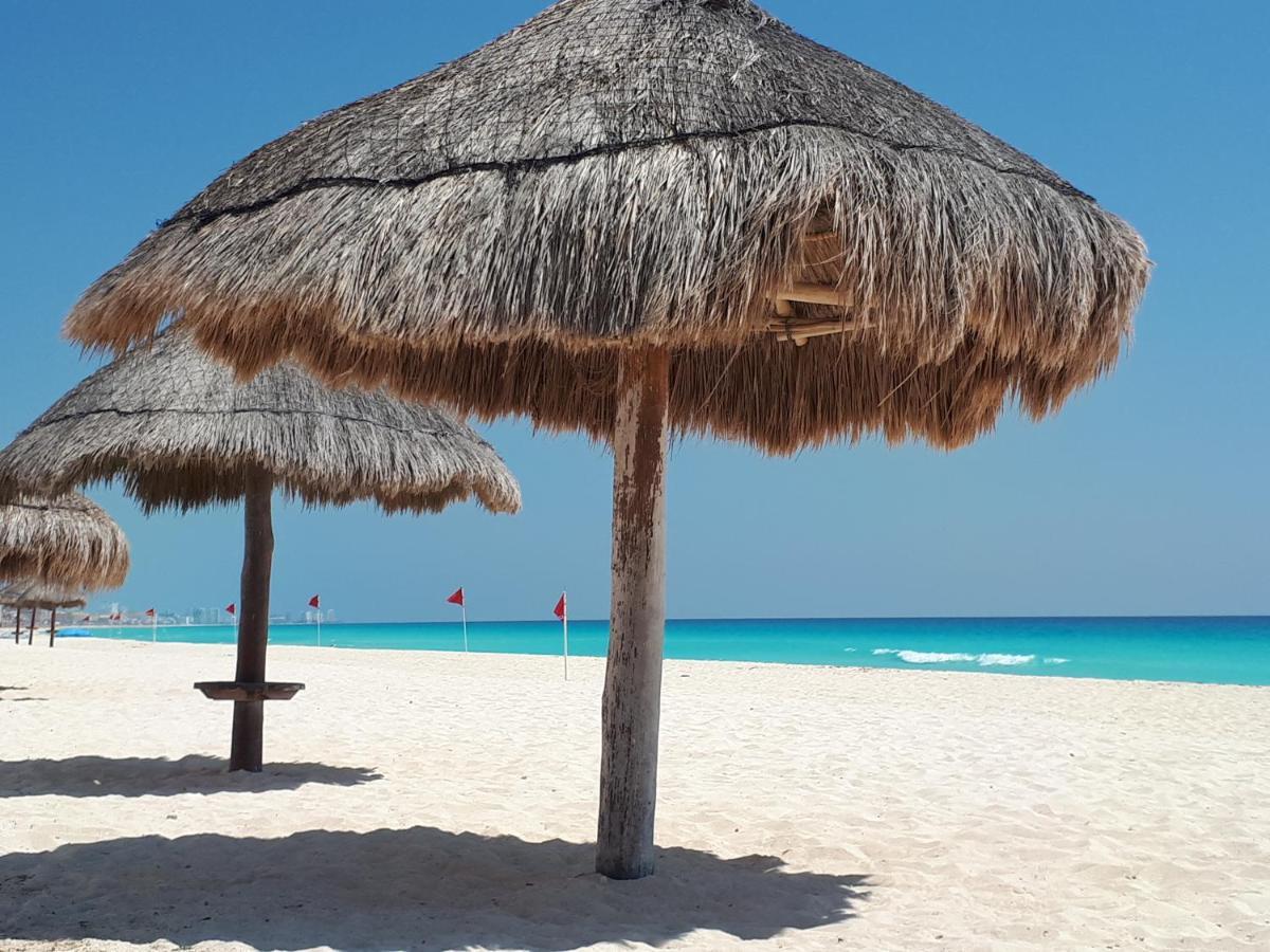 Brisas 10 Beachside Suites Cancun Exterior photo