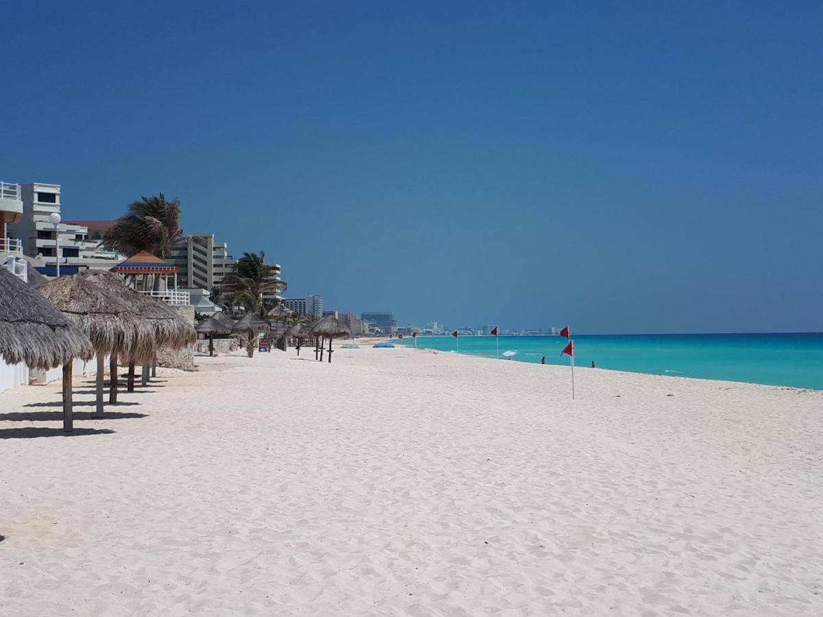 Brisas 10 Beachside Suites Cancun Exterior photo
